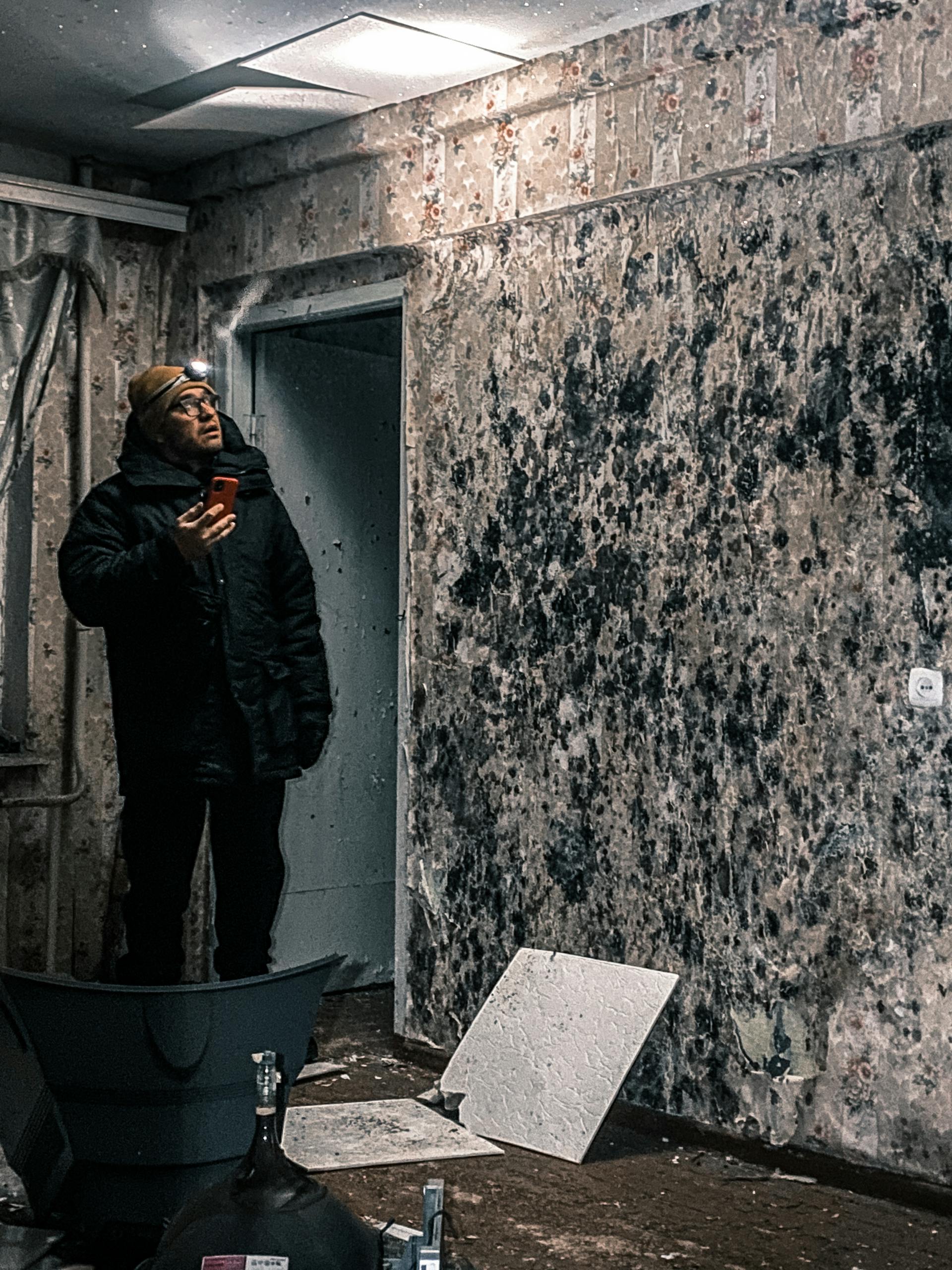 Mold remediation technician inspecting drywall in a Murfreesboro home